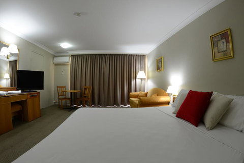 Club Inn Motel - Lightning Ridge Tourism 1