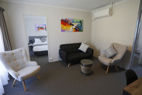 Coachman's Eden - Lightning Ridge Tourism 3