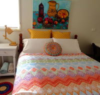 Colourful creative Artist house Glen Waverley - Lightning Ridge Tourism