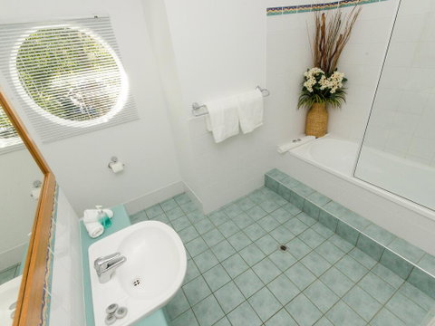 Compass Point - Lightning Ridge Tourism 3