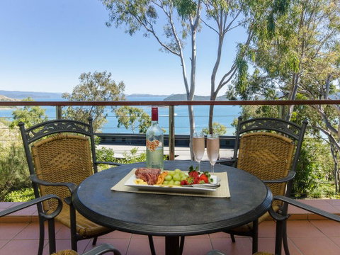 Compass Point - Lightning Ridge Tourism 0