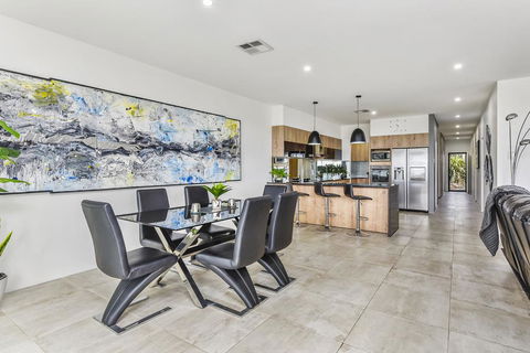 CONROE EXECUTIVE TOWNHOUSE - MODERN & STYLISH - Lightning Ridge Tourism 2
