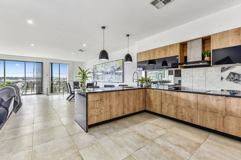 CONROE EXECUTIVE TOWNHOUSE - MODERN & STYLISH - Lightning Ridge Tourism 1