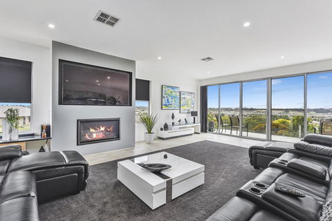 CONROE EXECUTIVE TOWNHOUSE - MODERN & STYLISH - Lightning Ridge Tourism 0