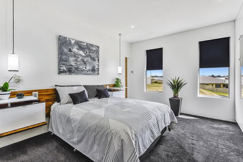 CONROE EXECUTIVE TOWNHOUSE - MODERN & STYLISH - Lightning Ridge Tourism 3