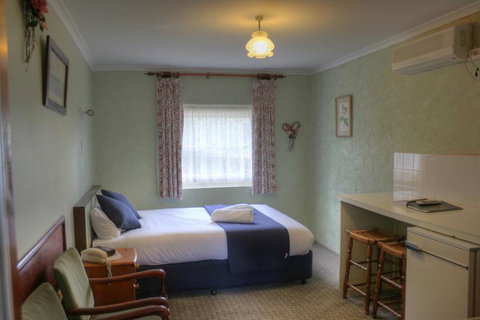 Coolangatta Estate Berry - Lightning Ridge Tourism 1