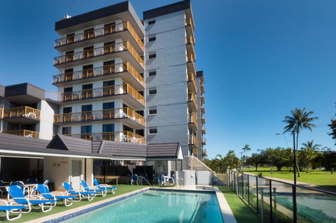 Coral Towers Holiday Suites - Lightning Ridge Tourism 0