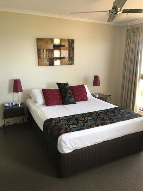 Coral Towers Holiday Suites - Lightning Ridge Tourism 3