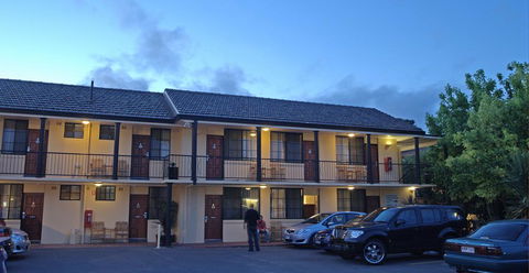 Country Plaza Motel - Lightning Ridge Tourism 1