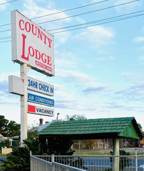 County Lodge Motor Inn - Lightning Ridge Tourism 3