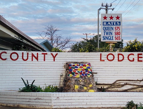 County Lodge Motor Inn - Lightning Ridge Tourism 1