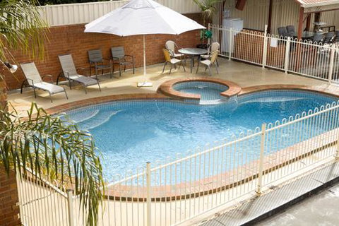 Courtyard Motor Inn - Lightning Ridge Tourism 1