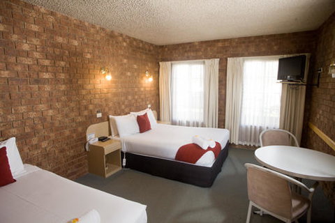 Courtyard Motor Inn - Lightning Ridge Tourism 2