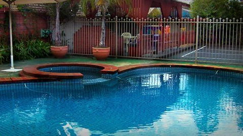 Courtyard Motor Inn - Lightning Ridge Tourism 3