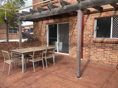 Cozy 3BR Townhouse In Liverpool CBD With Parking - Lightning Ridge Tourism 1