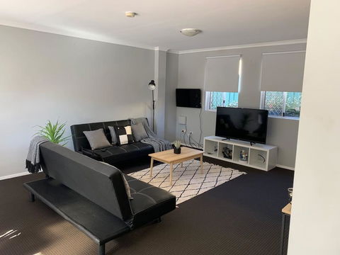 Cozy 3BR Townhouse In Liverpool CBD With Parking - Lightning Ridge Tourism 0