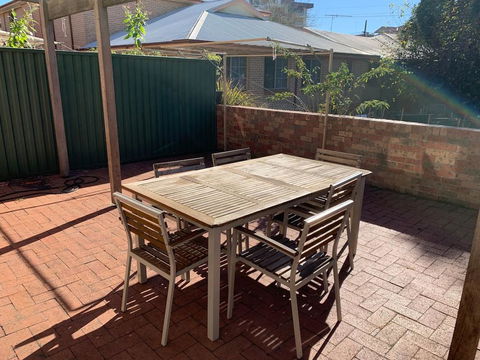 Cozy 3BR Townhouse In Liverpool CBD With Parking - Lightning Ridge Tourism 2