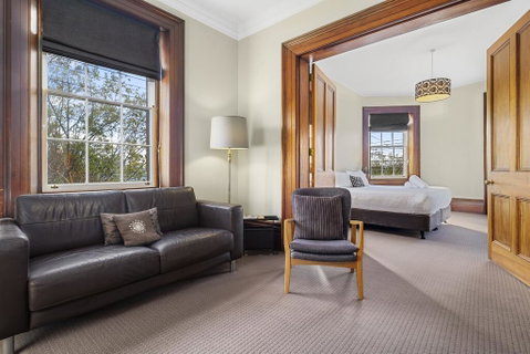 Cromwell Apartment - 3 Red Doors Battery Point - Lightning Ridge Tourism 1
