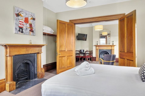 Cromwell Apartment - 3 Red Doors Battery Point - Lightning Ridge Tourism 3