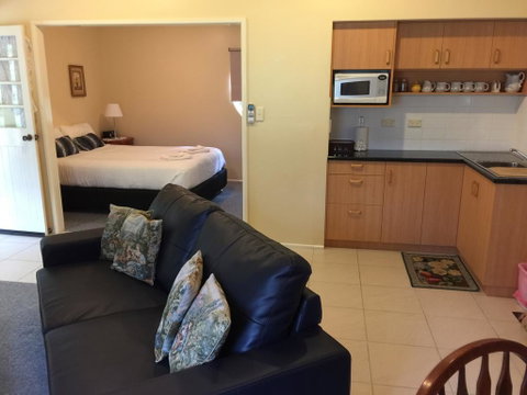 Curtis Cottage - Lightning Ridge Tourism 2