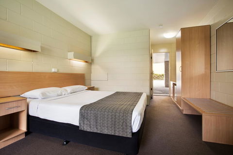 Dalrymple Hotel - Lightning Ridge Tourism 1