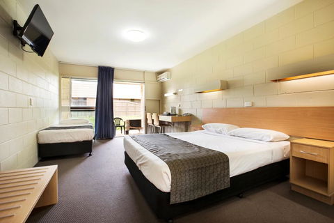 Dalrymple Hotel - Lightning Ridge Tourism 2
