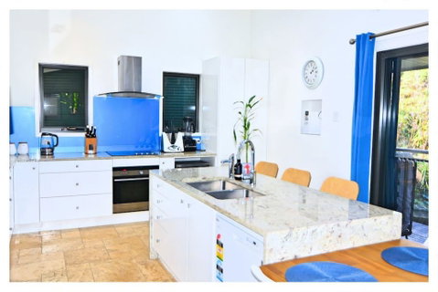De Zen - Aussie World Holiday Group Venue - Lightning Ridge Tourism 3
