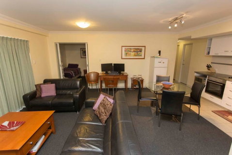 Debs Apartment MtsBay - Lightning Ridge Tourism 0