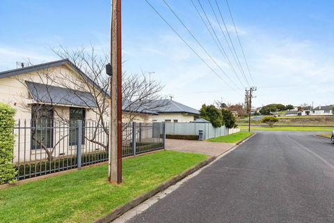Domain One Apartment - Lightning Ridge Tourism 0