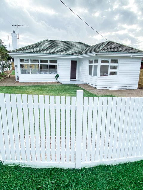 Dromana Beach House - Lightning Ridge Tourism 3