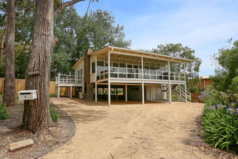 DROMANA BEACH SHACK... - Lightning Ridge Tourism 1