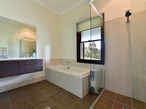 Eagles Rest @ Maluna Vineyard - Lightning Ridge Tourism 1