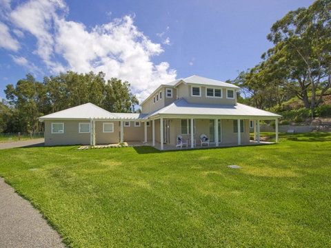 Echo Beach House, 16 Reflections Dr - Luxurious House With Magnificent Pool And Ducted Air - Lightning Ridge Tourism 0