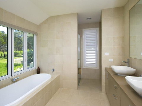 Echo Beach House, 16 Reflections Dr - Luxurious House With Magnificent Pool And Ducted Air - Lightning Ridge Tourism 2