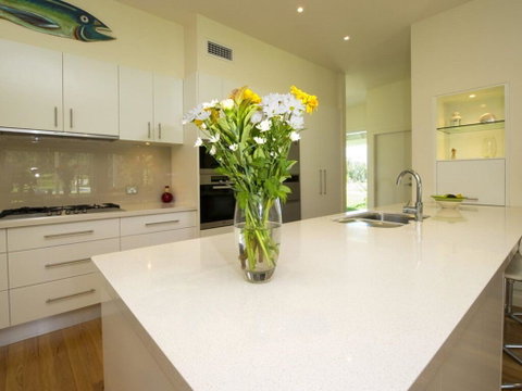 Echo Beach House, 16 Reflections Dr - Luxurious House With Magnificent Pool And Ducted Air - Lightning Ridge Tourism 1