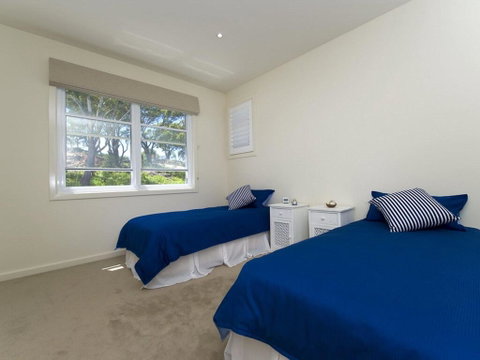 Echo Beach House, 16 Reflections Dr - Luxurious House With Magnificent Pool And Ducted Air - Lightning Ridge Tourism 3
