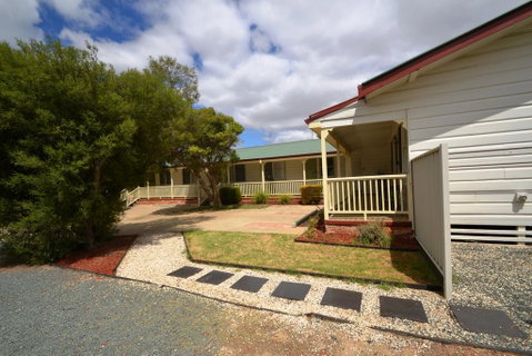 Echuca Holiday Units - Lightning Ridge Tourism 0