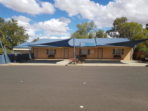 Edward Parry Motel And Apartments - Lightning Ridge Tourism 2