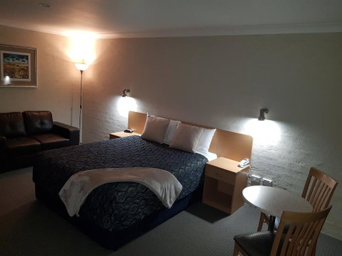 Edward Parry Motel And Apartments - Lightning Ridge Tourism 1