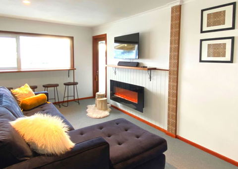 Eiger Chalet - Lightning Ridge Tourism 1