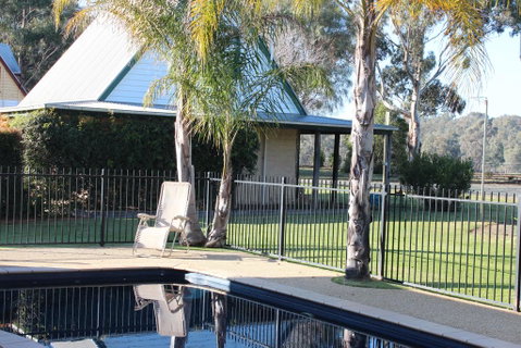 Elinike Guest Cottages - Lightning Ridge Tourism 0
