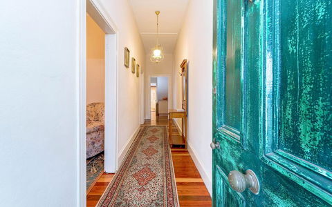 Eliza 1875 Red Brick Duplex Townhouse - Lightning Ridge Tourism 1