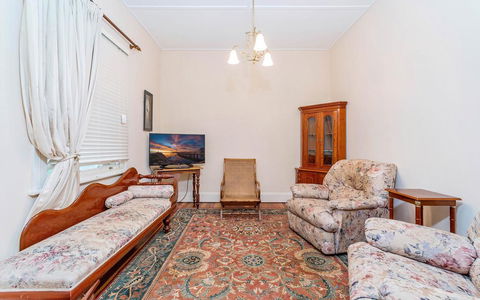 Eliza 1875 Red Brick Duplex Townhouse - Lightning Ridge Tourism 2