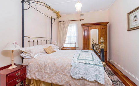 Eliza 1875 Red Brick Duplex Townhouse - Lightning Ridge Tourism 3