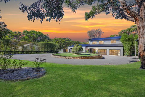 Elk Estate - Lightning Ridge Tourism 0