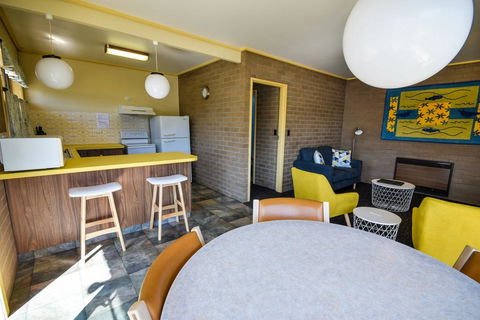 Emmanuel Holiday Apartment - Lightning Ridge Tourism 1