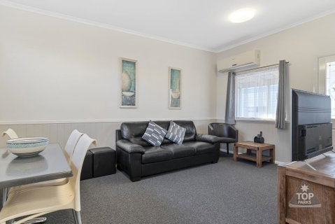 Esperance Bay Holiday Park - Lightning Ridge Tourism 1