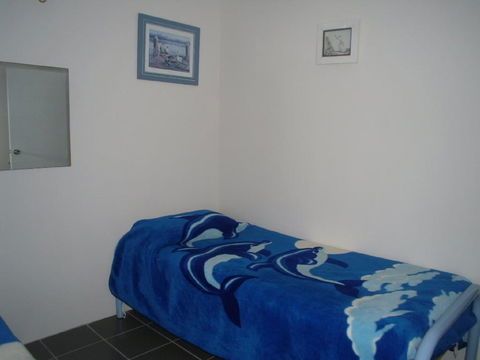 Fabulous Location - Ground Floor Waterfront Unit! Clearview Apartments - Lightning Ridge Tourism 1