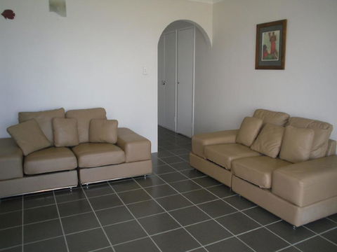 Fabulous Location - Ground Floor Waterfront Unit! Clearview Apartments - Lightning Ridge Tourism 0