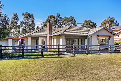Fairview - Lightning Ridge Tourism 0